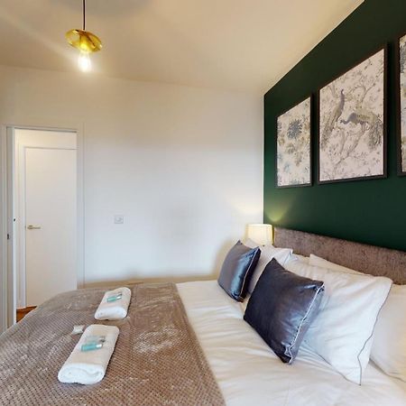 Studio Apartment With 65" Smart Tv Newport  Exterior photo