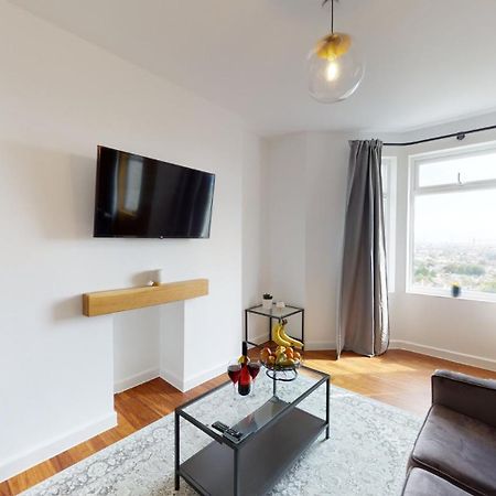 Studio Apartment With 65" Smart Tv Newport  Exterior photo