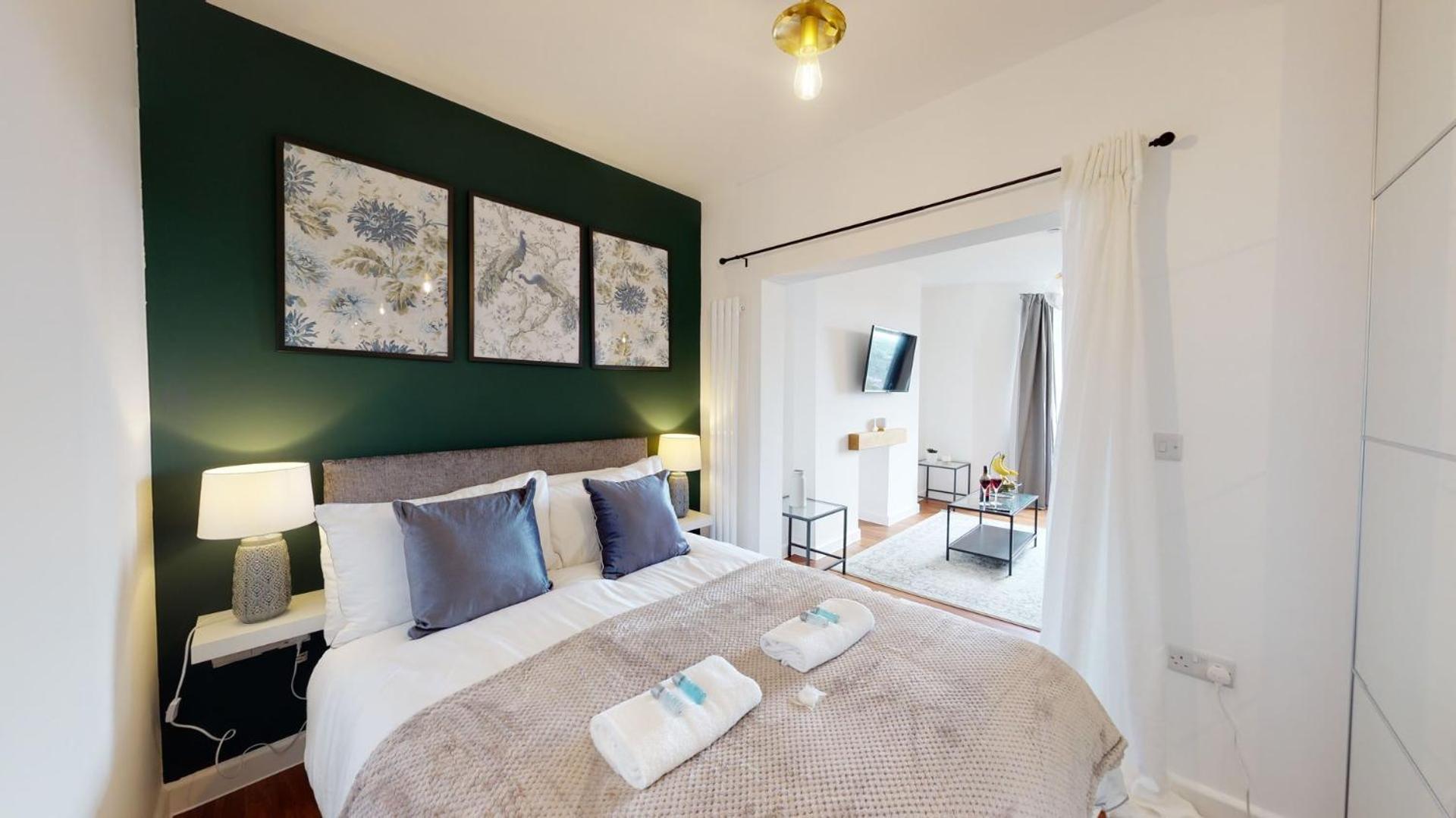 Studio Apartment With 65" Smart Tv Newport  Exterior photo