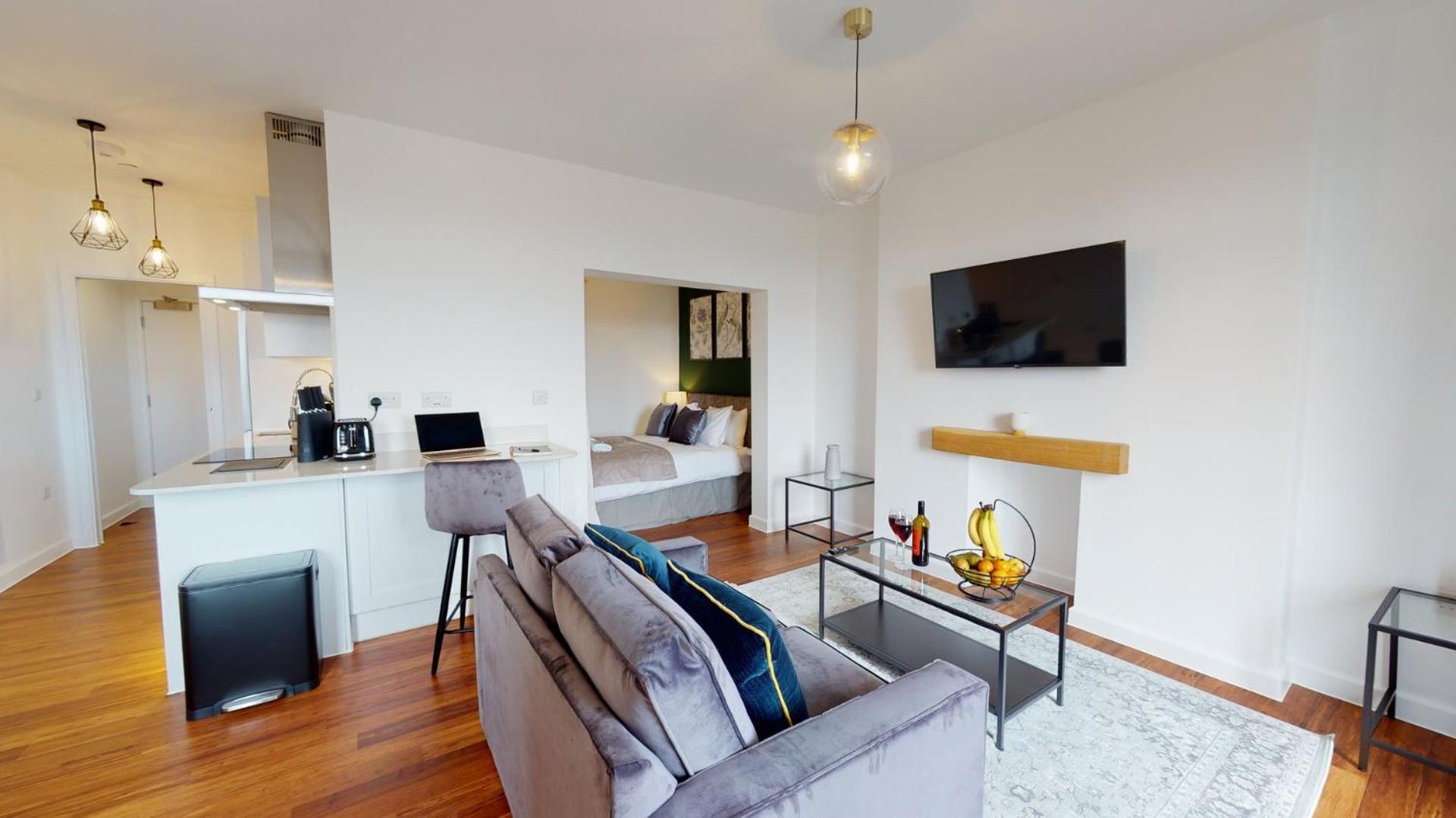 Studio Apartment With 65" Smart Tv Newport  Exterior photo