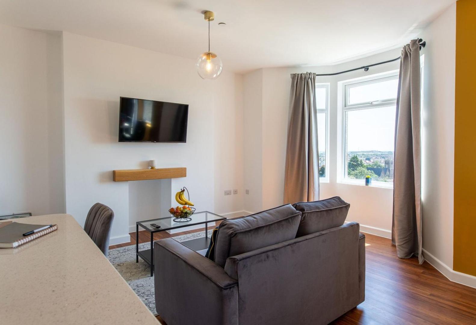 Studio Apartment With 65" Smart Tv Newport  Exterior photo