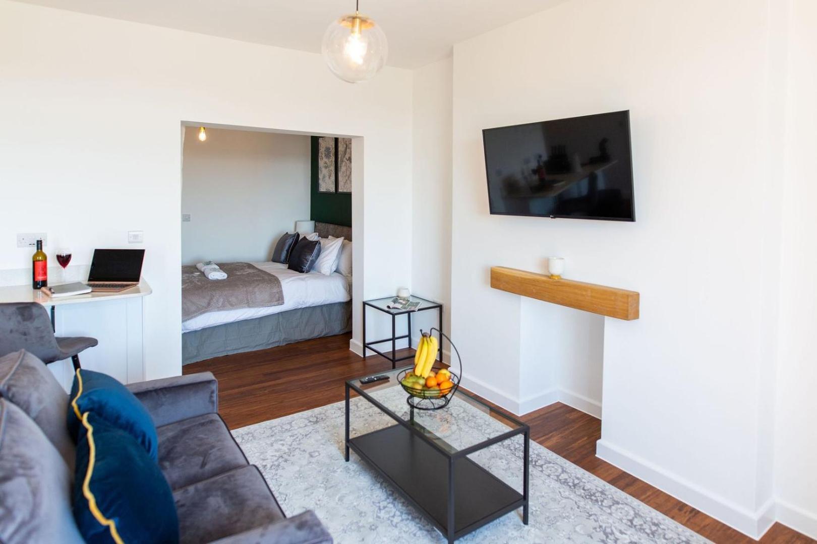 Studio Apartment With 65" Smart Tv Newport  Exterior photo