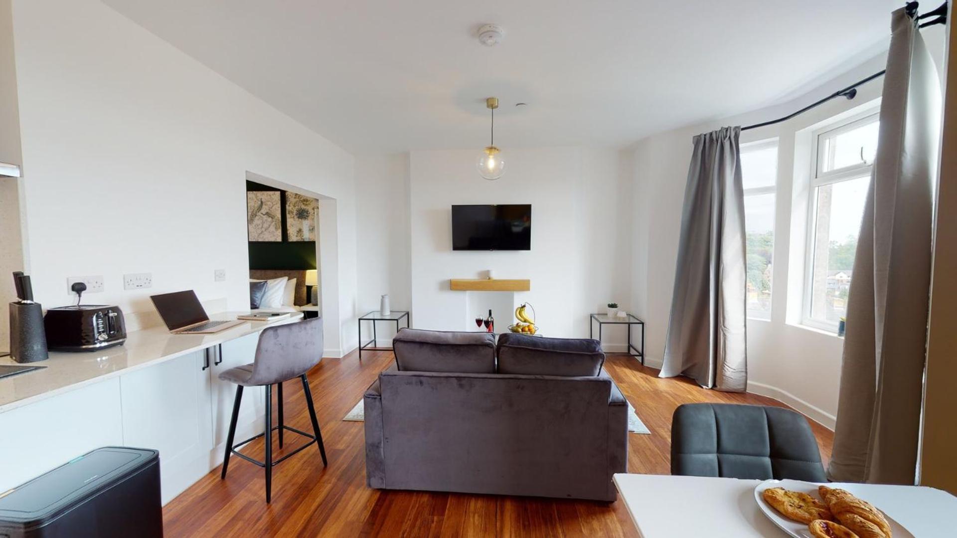 Studio Apartment With 65" Smart Tv Newport  Exterior photo