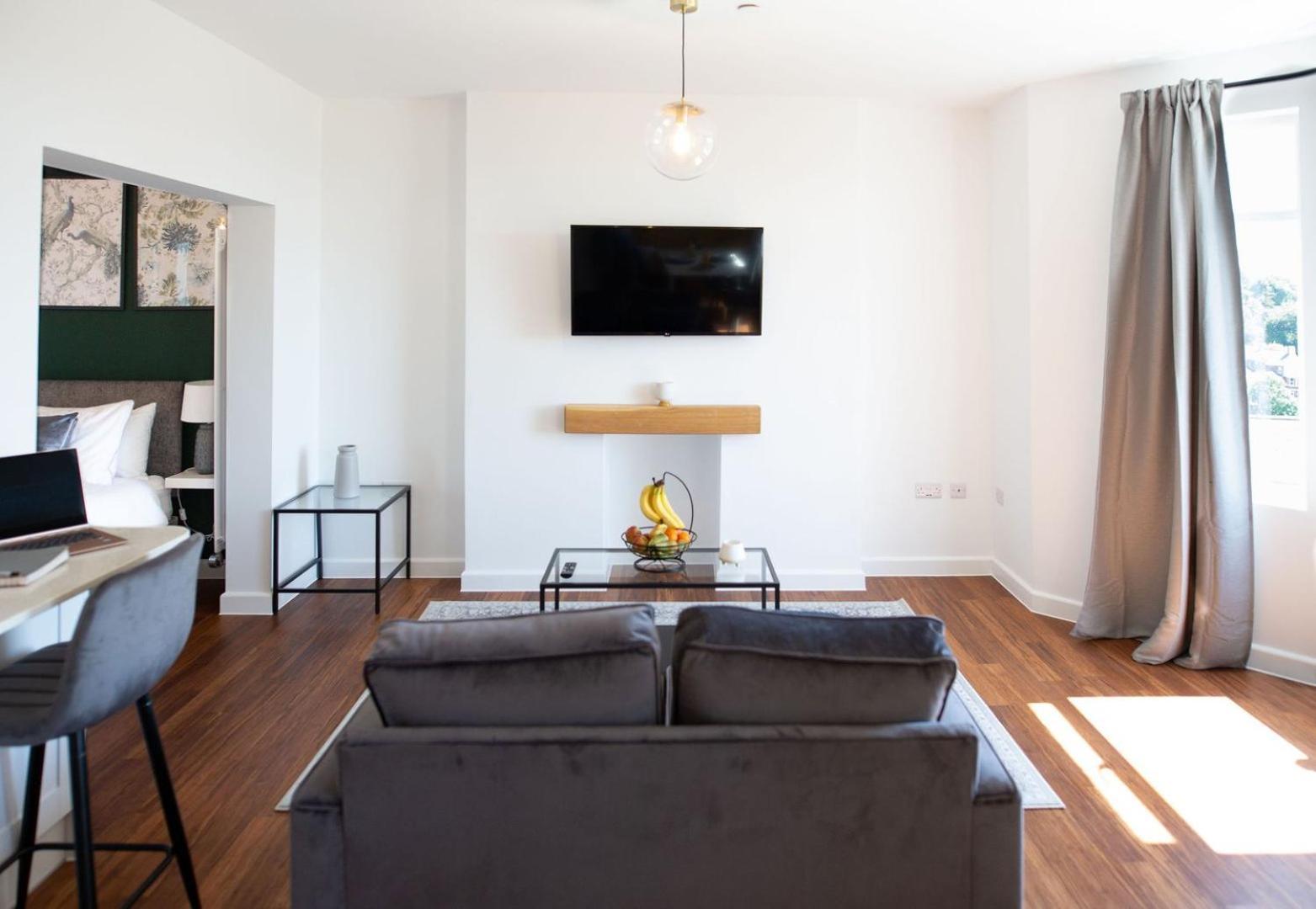 Studio Apartment With 65" Smart Tv Newport  Exterior photo
