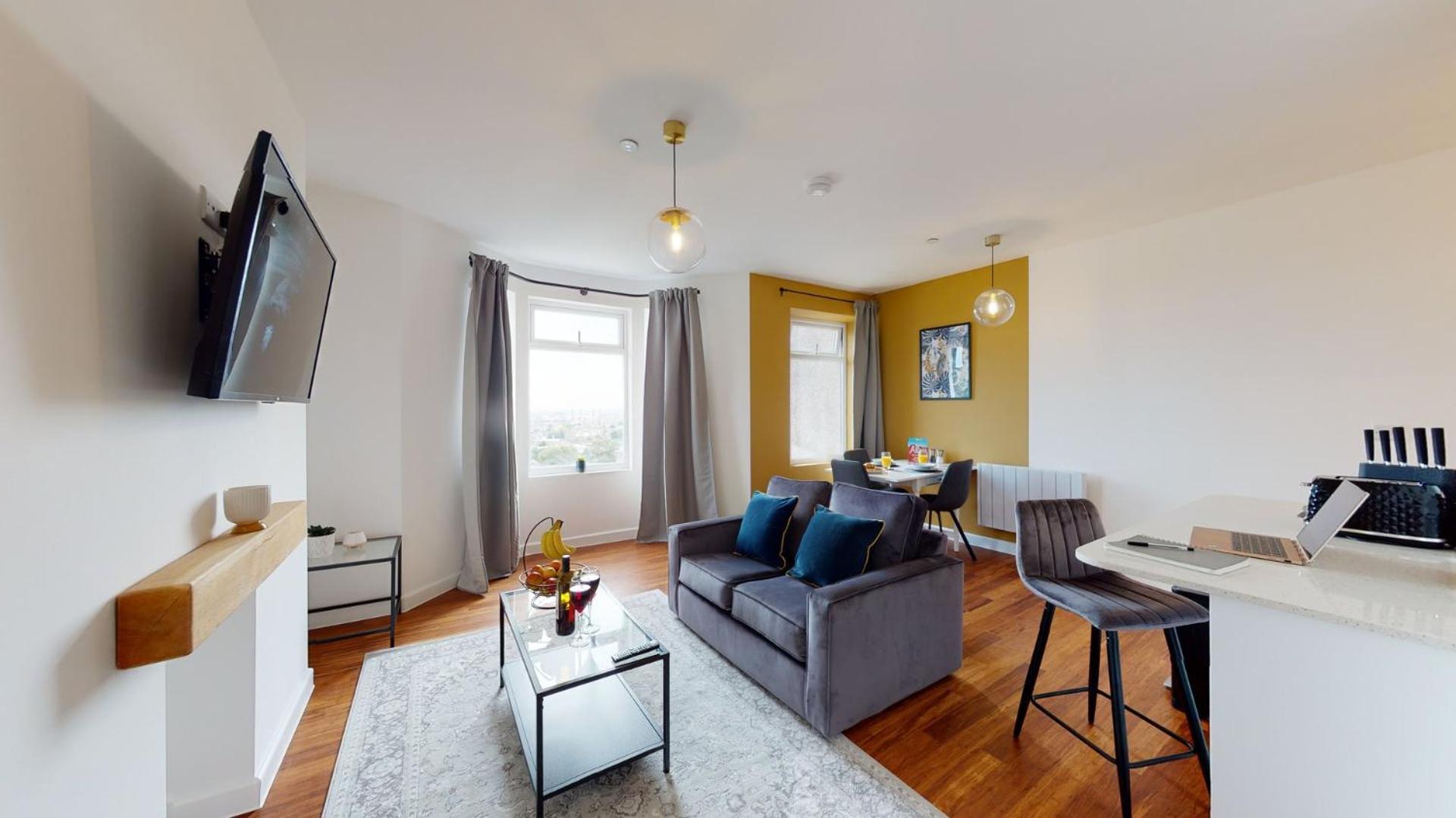 Studio Apartment With 65" Smart Tv Newport  Exterior photo