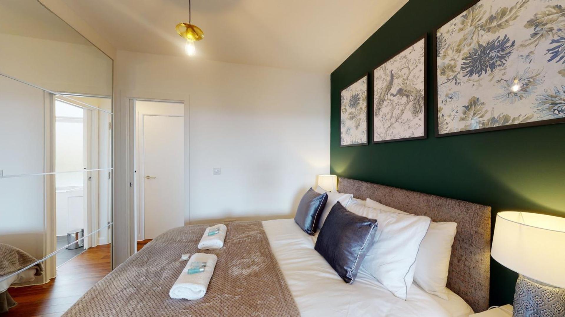 Studio Apartment With 65" Smart Tv Newport  Exterior photo