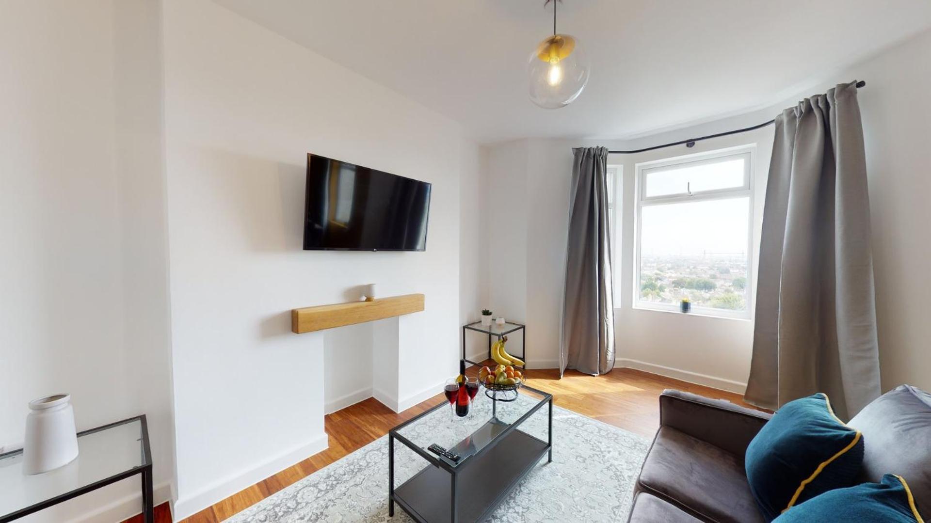 Studio Apartment With 65" Smart Tv Newport  Exterior photo