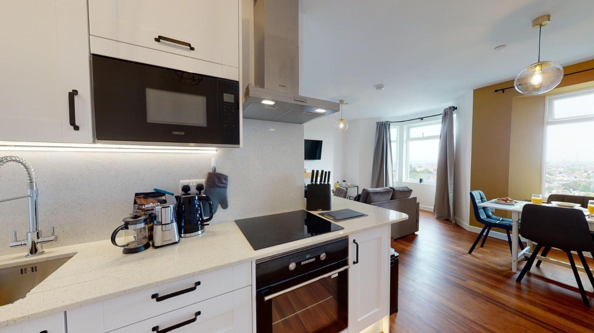 Studio Apartment With 65" Smart Tv Newport  Exterior photo