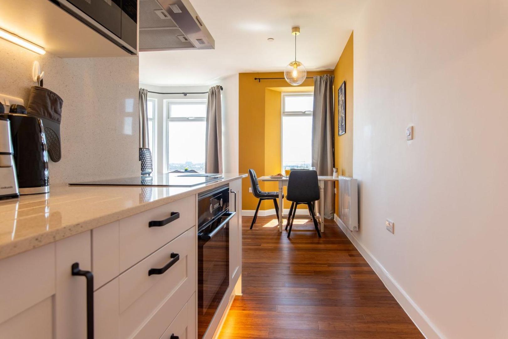 Studio Apartment With 65" Smart Tv Newport  Exterior photo