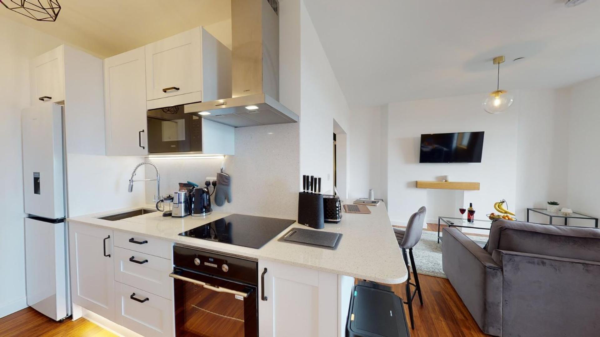 Studio Apartment With 65" Smart Tv Newport  Exterior photo