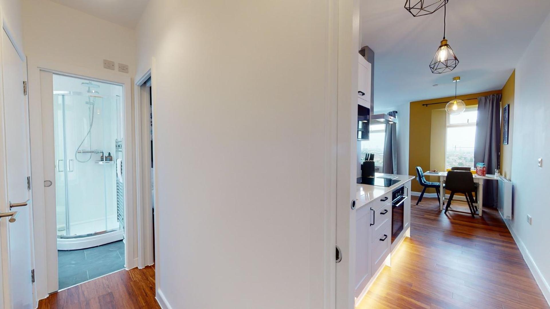 Studio Apartment With 65" Smart Tv Newport  Exterior photo