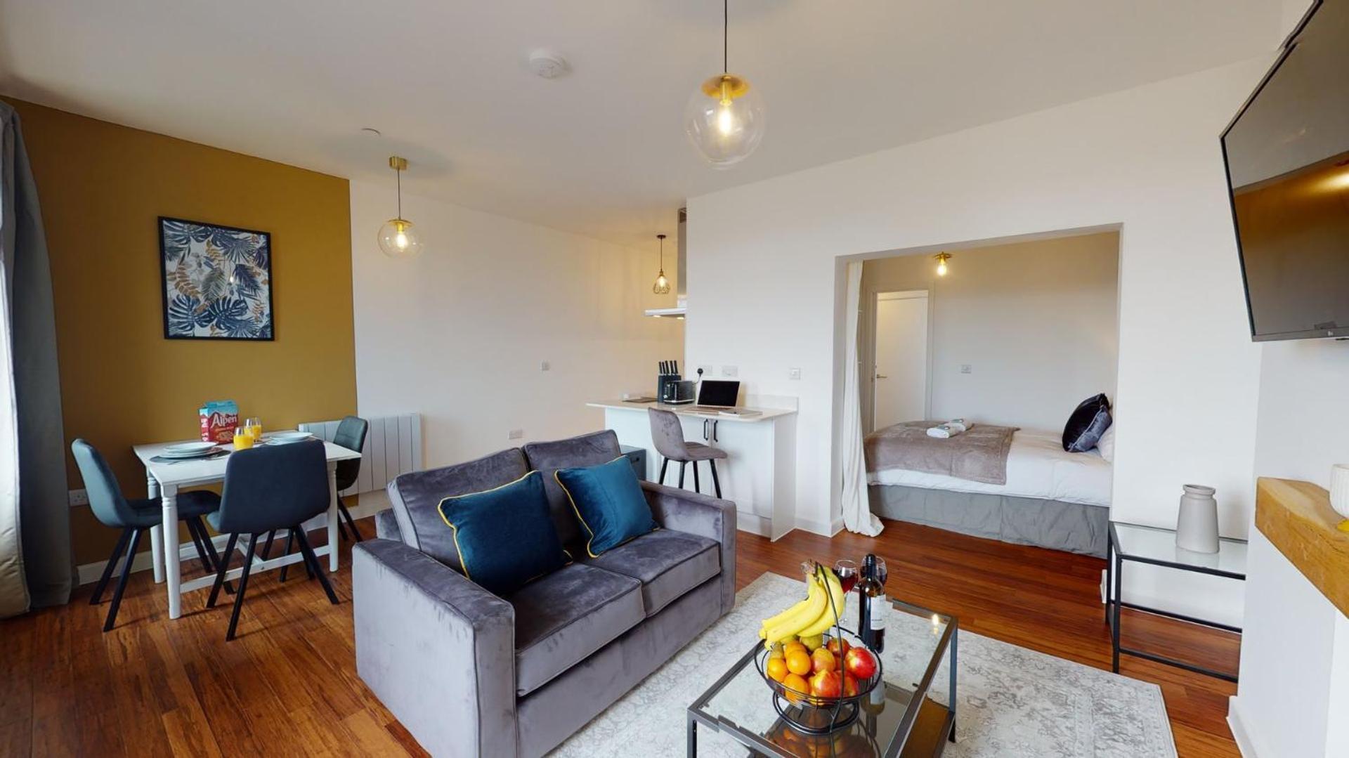 Studio Apartment With 65" Smart Tv Newport  Exterior photo