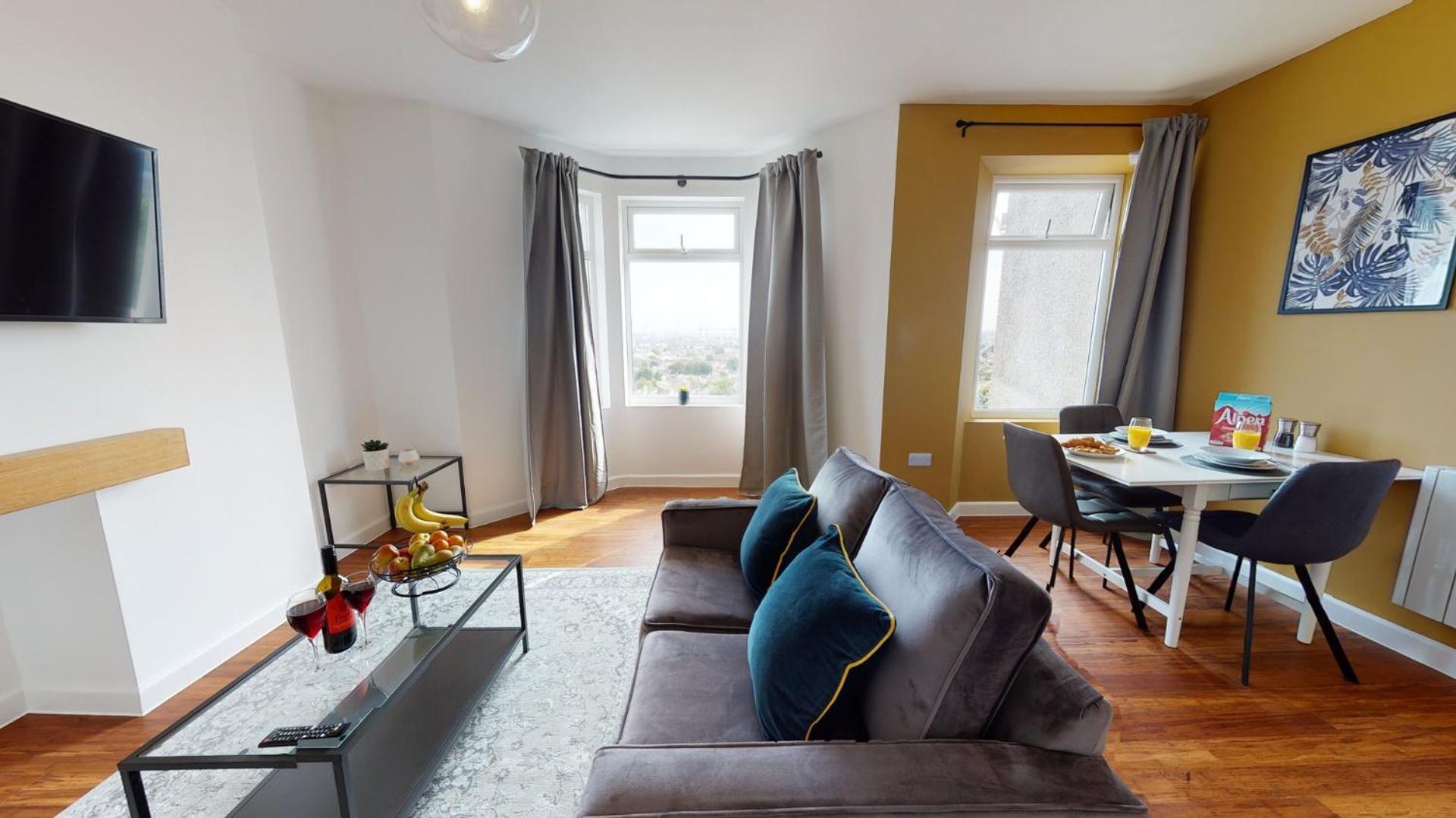 Studio Apartment With 65" Smart Tv Newport  Exterior photo