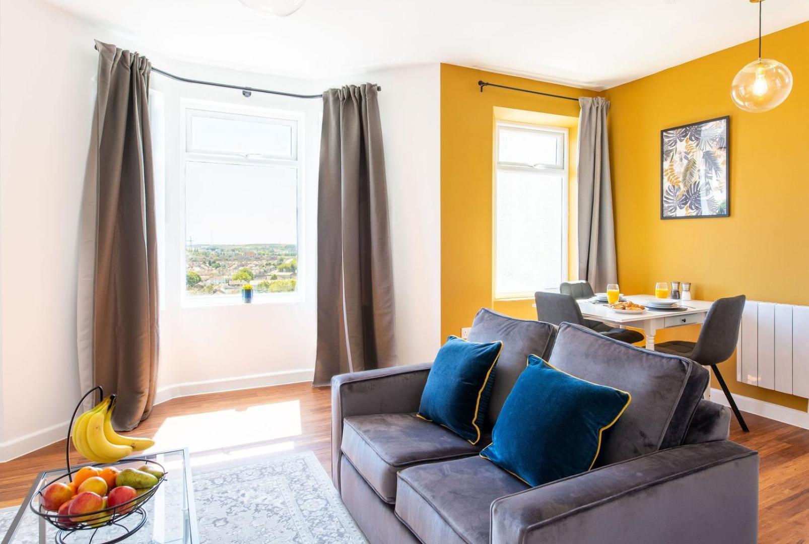 Studio Apartment With 65" Smart Tv Newport  Exterior photo