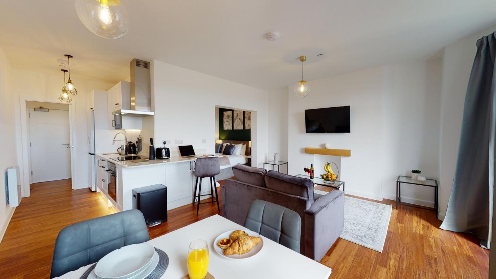 Studio Apartment With 65" Smart Tv Newport  Exterior photo
