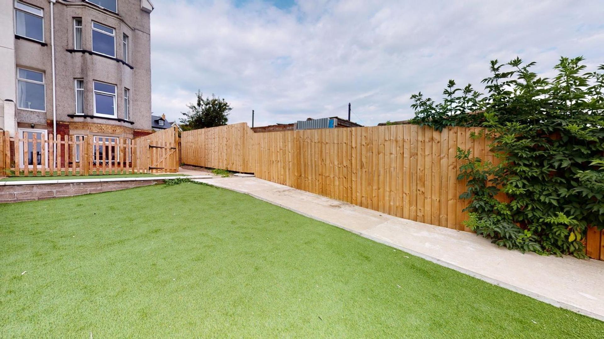 Studio Apartment With 65" Smart Tv Newport  Exterior photo
